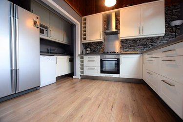 3 bed flat, St. Mildred's Court, Wincheap, Canterbury, CT12DL - Image 1