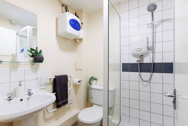 Silver Ensuite at Raleigh Park, Faraday Road, Dunkirk, Nottingham, NG72AZ - Image 5