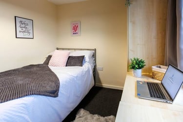 Silver Ensuite at Raleigh Park, Faraday Road, Dunkirk, Nottingham, NG72AZ - Image 1