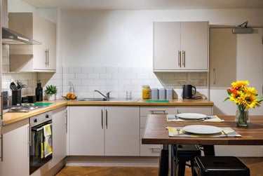 Large Two-bed Apartment at Raleigh Park, Faraday Road, Dunkirk, Nottingham, NG72AZ - Image 2