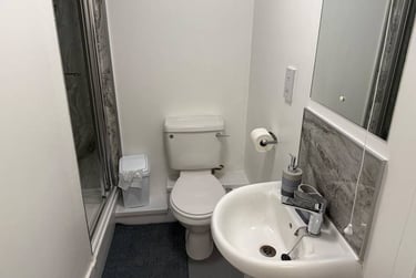 Large Two-bed Apartment at Raleigh Park, Faraday Road, Dunkirk, Nottingham, NG72AZ - Image 4