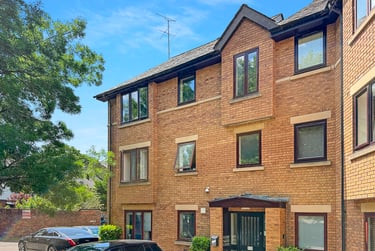3 bed flat, Swan Court, City Centre, Oxford, OX11JB - Image 1