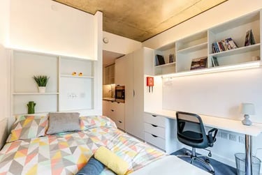 Deluxe Studio - Image 9