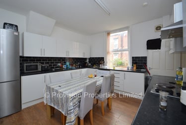 4 bed house, Delph Mount, Rampart Road, Leeds, LS62HS - Image 2