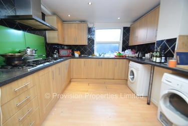8 bed house, Chestnut Avenue, Hyde Park, Leeds, LS61AZ - Image 2