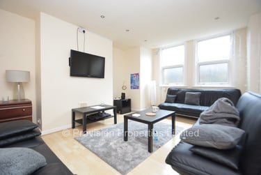 8 bed house, Chestnut Avenue, Hyde Park, Leeds, LS61AZ - Image 1