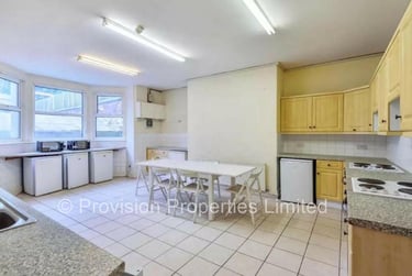 9 bed house, Belle Vue Road, Hyde Park, Leeds, LS61AL - Image 2