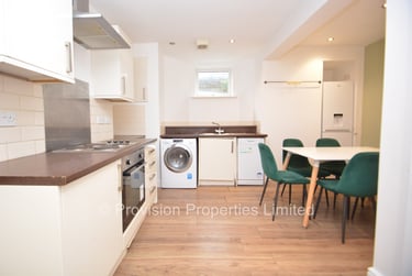 6 bed house, Ridgeway Terrace, Rampart Road, Leeds, LS62HU - Image 2