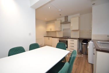 6 bed house, Ridgeway Terrace, Rampart Road, Leeds, LS62HU - Image 8