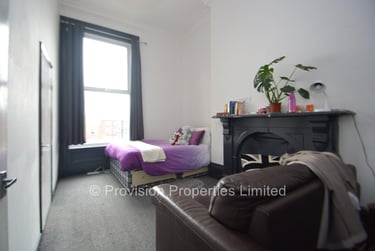 1 bed flat, Moorland Road, Hyde Park, Leeds, LS61AL - Image 1