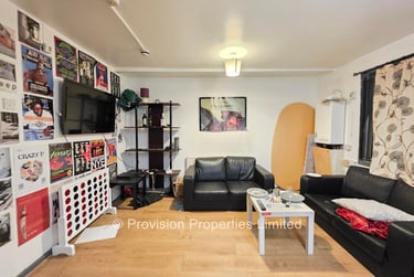 3 bed flat, Regent Terrace, Hyde Park, Leeds, LS61NP - Image 1