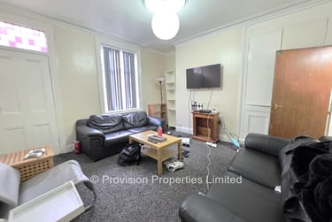 6 bed house, Hessle Place, Hyde Park, Leeds, LS61EU - Image 1