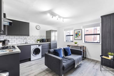 2 bed flat, Queens Road, Hyde Park, Leeds, LS61HY - Image 1