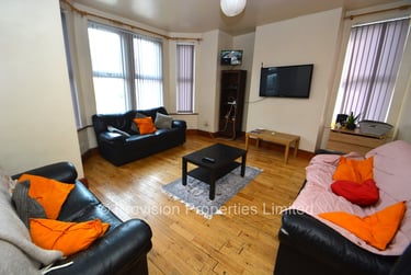 8 bed house, Hill Top Street, Hyde Park, Leeds, LS61NW - Image 1