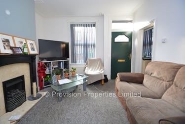 2 bed house, Thornville Road, Burley, Leeds, LS61JY - Image 1