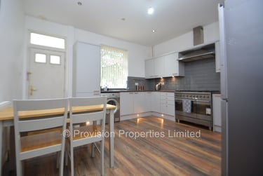 2 bed house, Burley Lodge Road, Burley, Leeds, LS61QF - Image 2