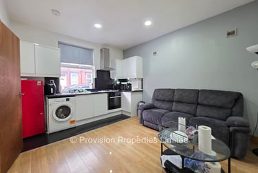2 bed house, Thornville Mount, Hyde Park, Leeds, LS61JX - Image 1