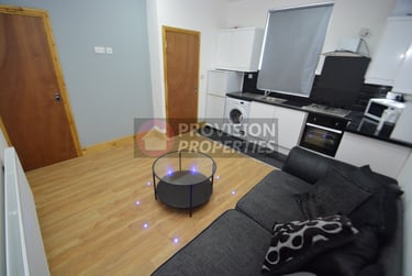 2 bed house, Thornville Mount, Hyde Park, Leeds, LS61JX - Image 1