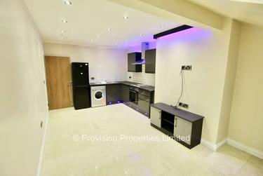 2 bed flat, Ashwood Terrace, Hyde Park, Leeds, LS62EH - Image 1