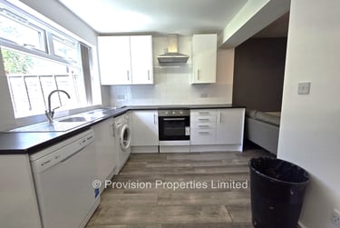 6 bed house, St Annes Drive, Burley, Leeds, LS42SA - Image 2