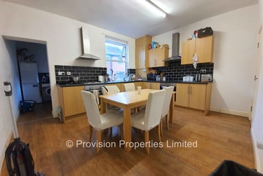 7 bed house, Chestnut Avenue, Hyde Park, Leeds, LS61AZ - Image 1