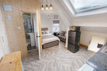 1 bed studio, Cardigan Road, Burley, Leeds, LS61QL - Image 1
