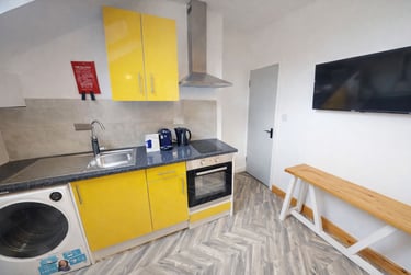 1 bed studio, Cardigan Road, Burley, Leeds, LS61QL - Image 3