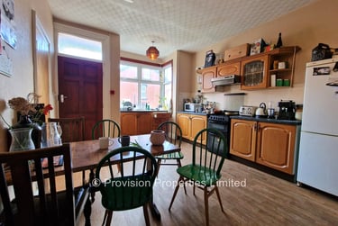 4 bed house, Beechwood View, Burley, Leeds, LS42LP - Image 1