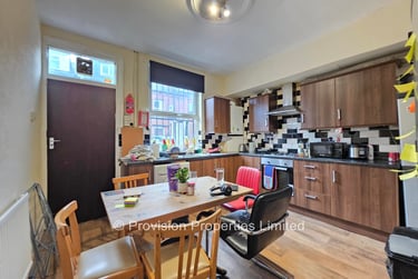 4 bed house, Welton Place, Hyde Park, Leeds, LS61EW - Image 1
