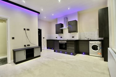 2 bed flat, Ashwood Terrace, Hyde Park, Leeds, LS62EH - Image 1