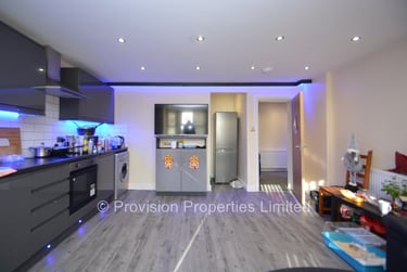 4 bed flat, Cliff Road, Rampart Road, Leeds, LS62ET - Image 3