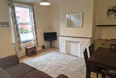 2 bed house, Harold Mount, Hyde Park, Leeds, LS61PW - Image 1