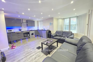 4 bed flat, Cliff Road, Rampart Road, Leeds, LS62EX - Image 1