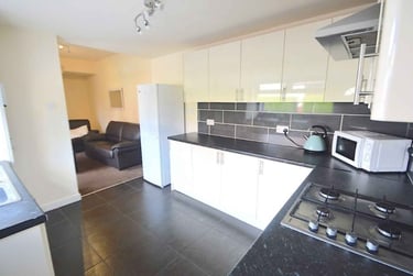 4 bed house, Beechwood Crescent, Burley, Leeds, LS42LL - Image 1