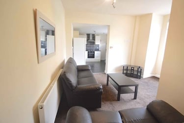4 bed house, Beechwood Crescent, Burley, Leeds, LS42LL - Image 2