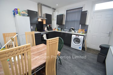 4 bed house, Beamsley Mount, Burley, Leeds, LS61LR - Image 2