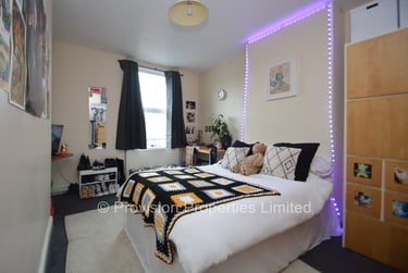 7 bed house, The Village Street, Burley, Leeds, LS42PR - Image 2