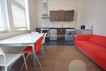 3 bed flat, Moorland Avenue, Hyde Park, Leeds, LS61AP - Image 2