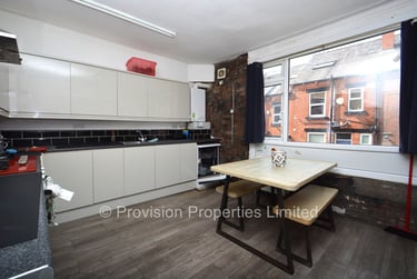 8 bed house, Manor Drive, Hyde Park, Leeds, LS61DD - Image 3