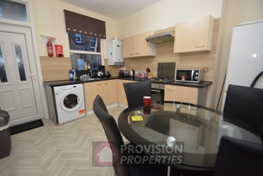 3 bed house, Burchett Terrace, Rampart Road, Leeds, LS62LR - Image 2