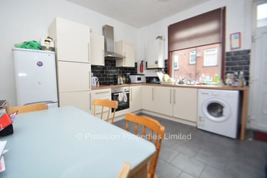 4 bed house, Harold Grove, Burley, Leeds, LS61LB - Image 2