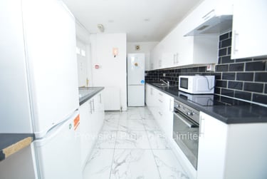 7 bed house, Manor Drive, Hyde Park, Leeds, LS61DD - Image 3