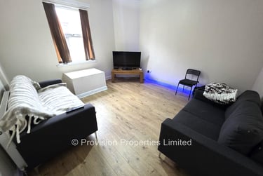 4 bed house, Harold Mount, Hyde Park, Leeds, LS61PW - Image 1