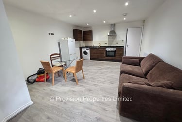 3 bed flat, Moorland Avenue, Hyde Park, Leeds, LS61AP - Image 1