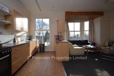 4 bed flat, Cliff Road, Rampart Road, Leeds, LS62ET - Image 1