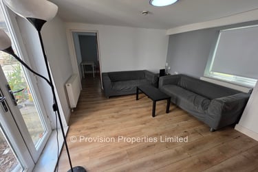 5 bed flat, Cardigan Road, Burley, Leeds, LS61EB - Image 1