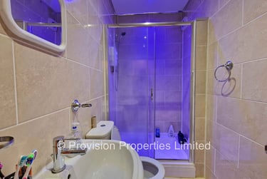 3 bed flat, Regent Park Terrace, Rampart Road, Leeds, LS62AX - Image 2