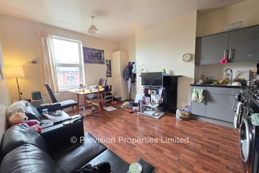 3 bed flat, Regent Park Terrace, Rampart Road, Leeds, LS62AX - Image 1