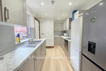 7 bed house, Manor Drive, Hyde Park, Leeds, LS61DD - Image 2