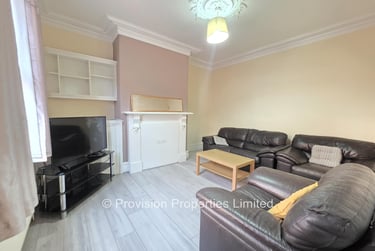 3 bed house, Branksome Place, Hyde Park, Leeds, LS61RQ - Image 1